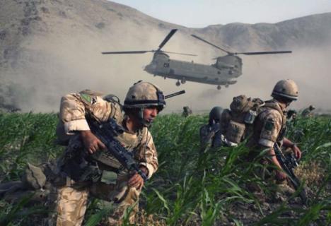 Britští vojáci (v uniformách pouštních DPM) v provincii Helmand na jihu Afghánistánu
