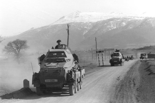 Obrněnná vozidla SdKfz 231 směřující na Balkán