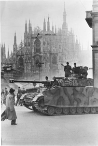 Divizní Panzer IV Ausf. H v italském Miláně.