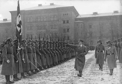 Přehlídka pro Adolfa Hitlera v kasárnách Leibstandarte SS, Sepp Dietrich, prosince 1935..