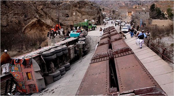 Talibanem zničený most, Pakistán