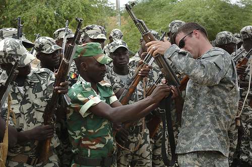 Příslušník amerických speciálních sil dává instruktáž malským vojákům na jejich základně Tombouctou. 
